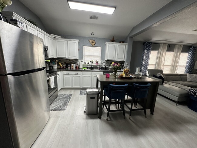 Building Photo - 9522 Sun Ml