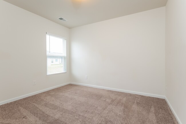 Building Photo - 869 Nursery Rdg Dr