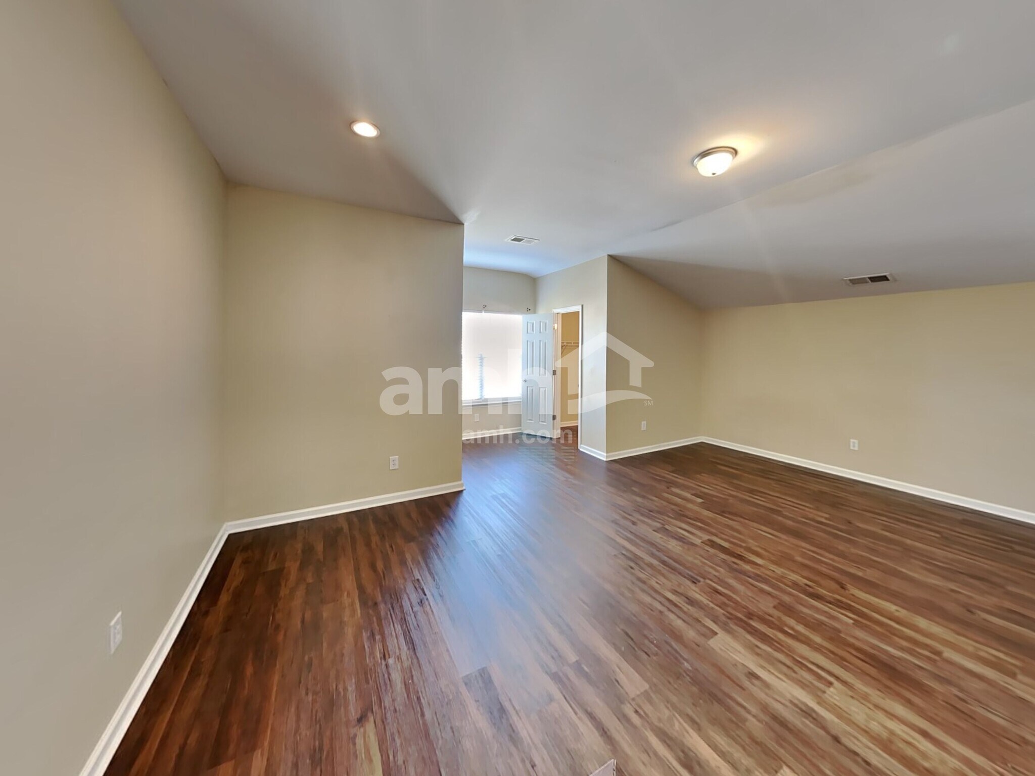 Building Photo - 577 English Oak Cir