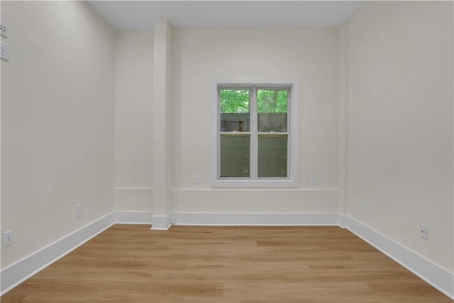 Building Photo - 3228 Silver Lake Dr NE