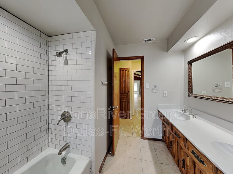 Building Photo - 1108 Huntington Dr