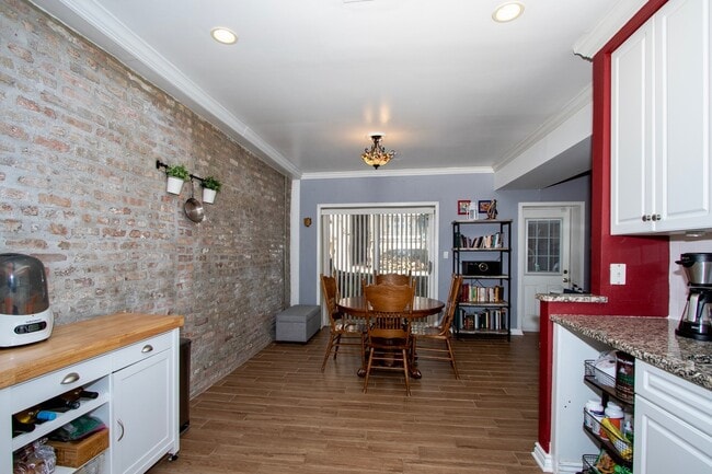 Building Photo - 1143 W Armitage Ave