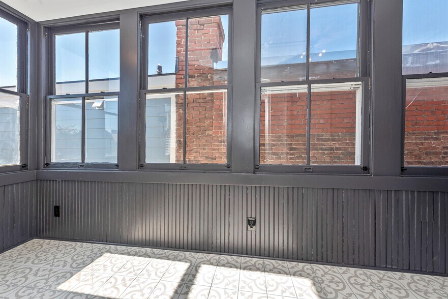 Private sunroom - 6 W 4th St