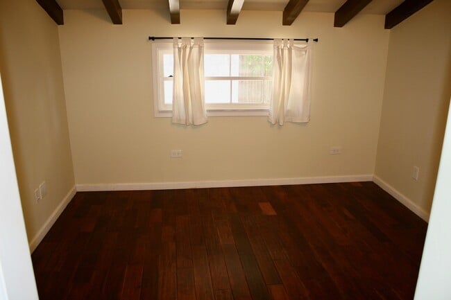 Building Photo - Charming 4 Bedroom Home plus office in Mis...