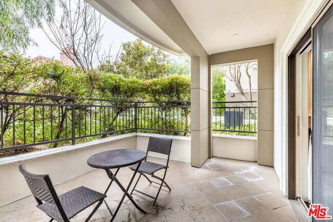 Building Photo - 2347 Fox Hills Dr