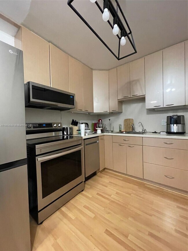 Building Photo - 2500 Parkview Dr