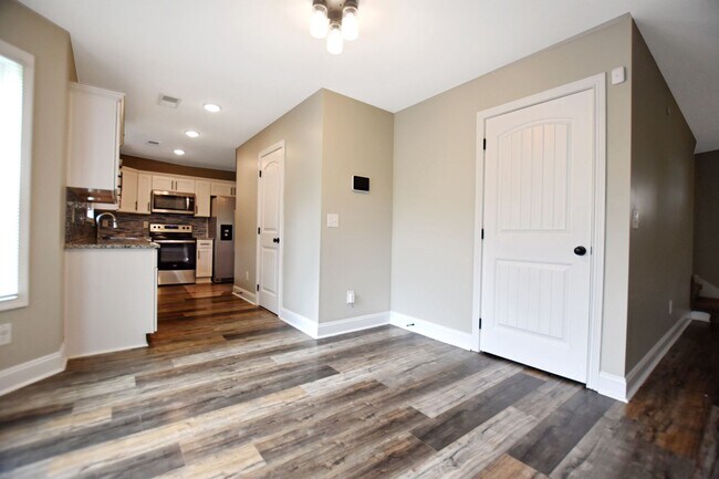 Building Photo - Pet Friendly Four Bedroom!