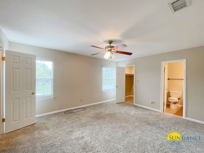 Building Photo - Beautiful 3 Bedroom Townhouse Close to Both Bases!