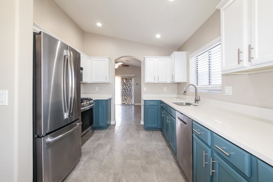 Building Photo - 12702 W Aster Dr