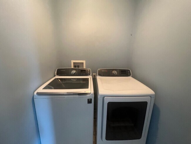 Building Photo - 4 Bedroom 2 Full Bath Chatham!