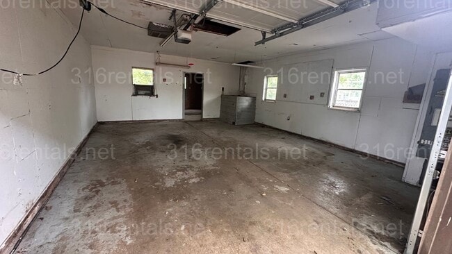 Building Photo - $1195 - 3 bed 1.5 bath - Single Family Home