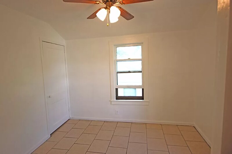 Building Photo - 113 S Chicago St