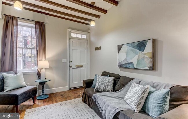 Building Photo - 825 S Charles St