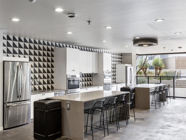 Building Photo - 800 Embassy Dr