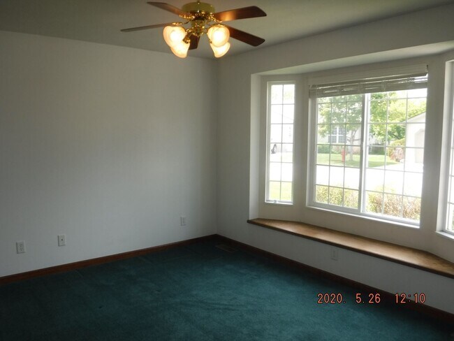 Building Photo - Spacious 3 Bedroom Home in Aspen Place Nei...