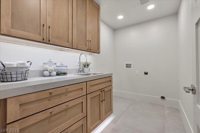 Building Photo - 2401 Driftwood Dr