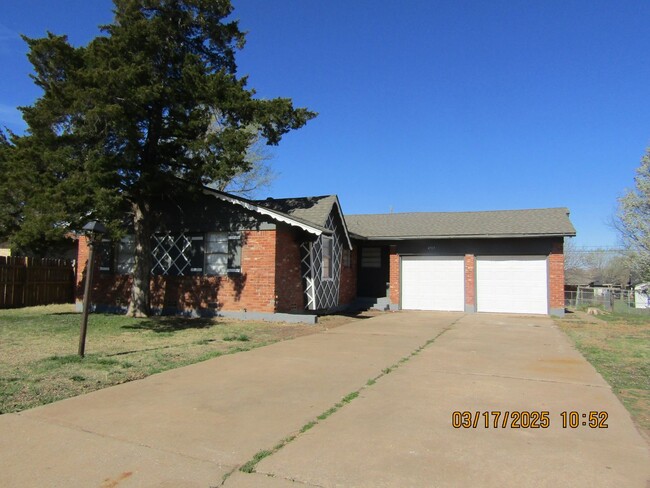 Building Photo - Remodeled three-bedroom home located in th...