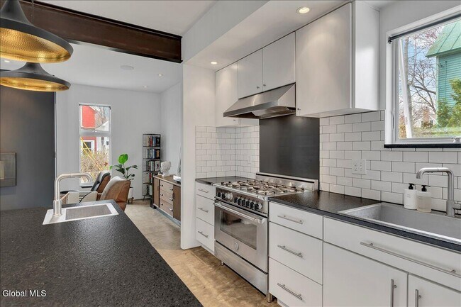 Building Photo - 18 Granite St