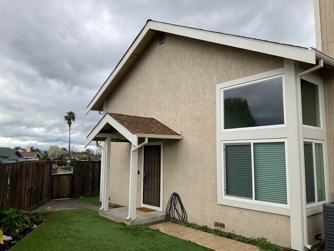 Building Photo - 354 Hazelnut Ln