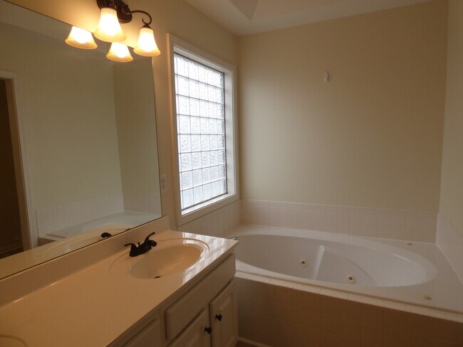 Building Photo - LOVELY HOME in Hamburg; Renovated, Garage, Many Upgrades!