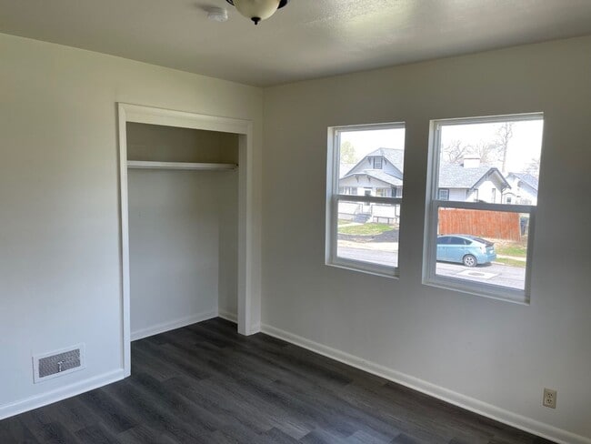 Building Photo - 3 Bedroom House Available Now!!