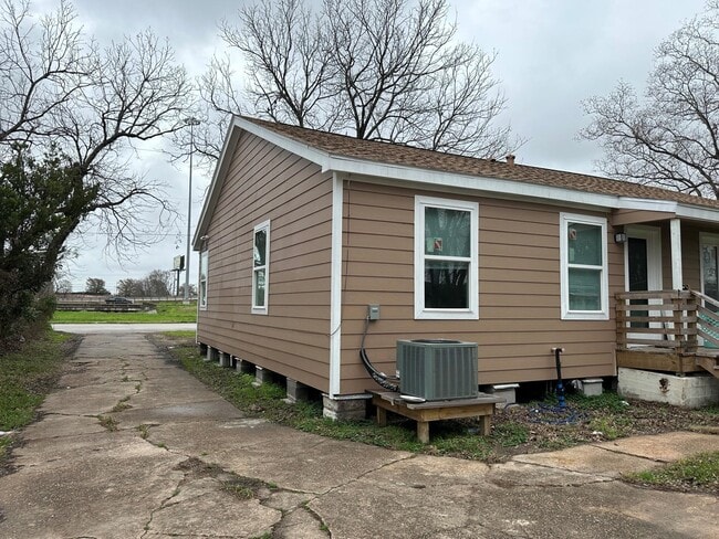 Building Photo - 906 Eagle Ave