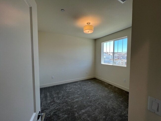 Building Photo - Newer Construction Home located in desirab...