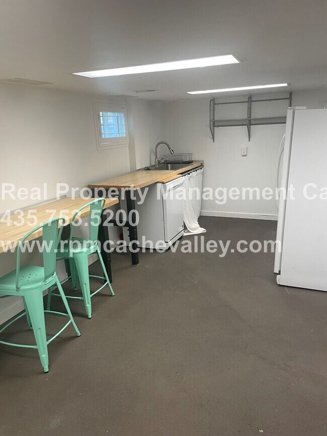 Building Photo - 495 E 900 N