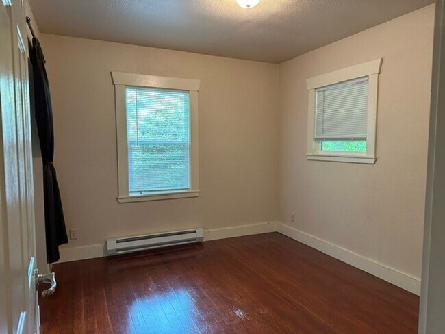 Building Photo - AVAILABLE NOW: 2 bdrm/1 bath House