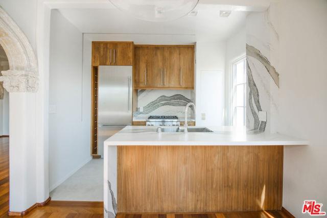 Building Photo - 1302 N Sweetzer Ave