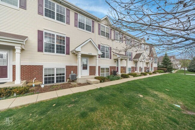 Primary Photo - Very Nice and Spacious 2 Bedroom / 2.5 Bat...