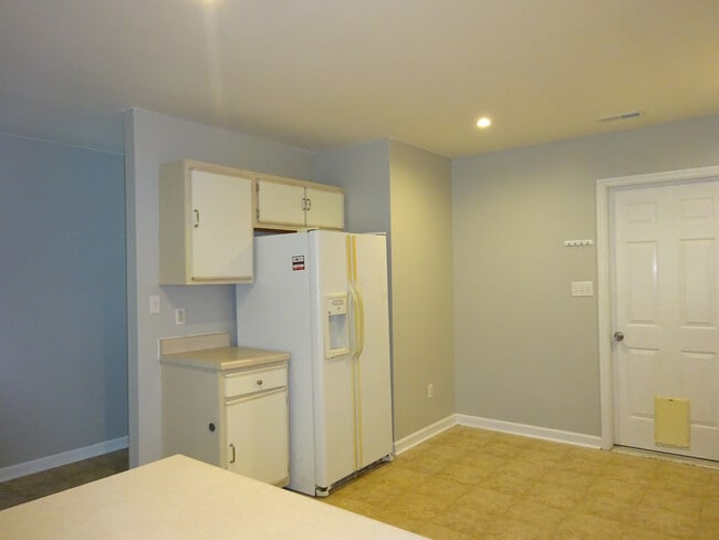 Building Photo - A cutie pie of a home!