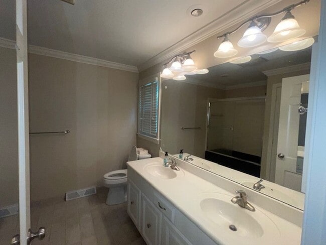 Building Photo - Beautiful 4 Bedroom Home