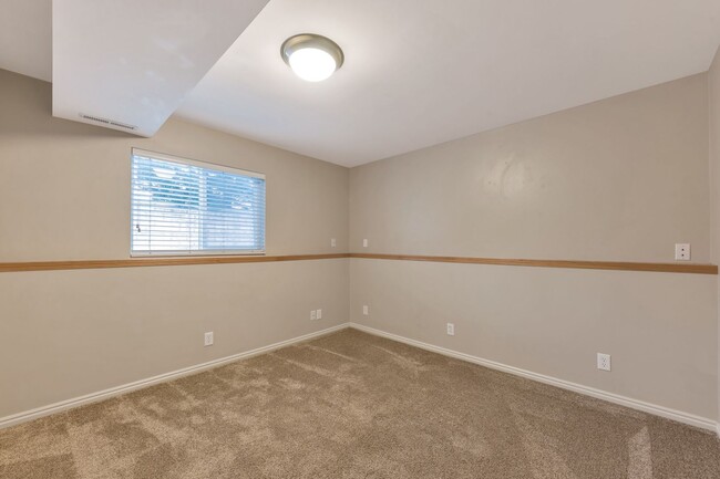 Building Photo - Beautiful Pet Friendly 4 Bed, 3 Bath Farmi...