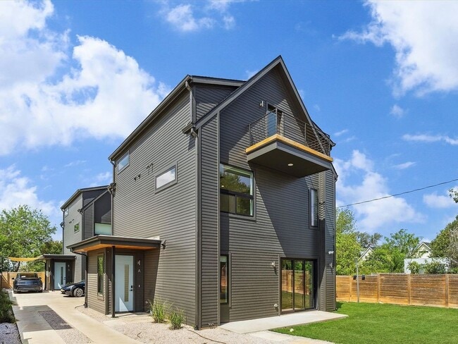 Building Photo - 4901 Santa Anna St
