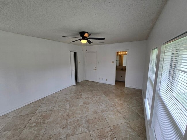 Building Photo - 1590 Gravel Cir N