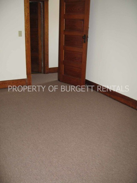 Building Photo - 315 Sylvia St
