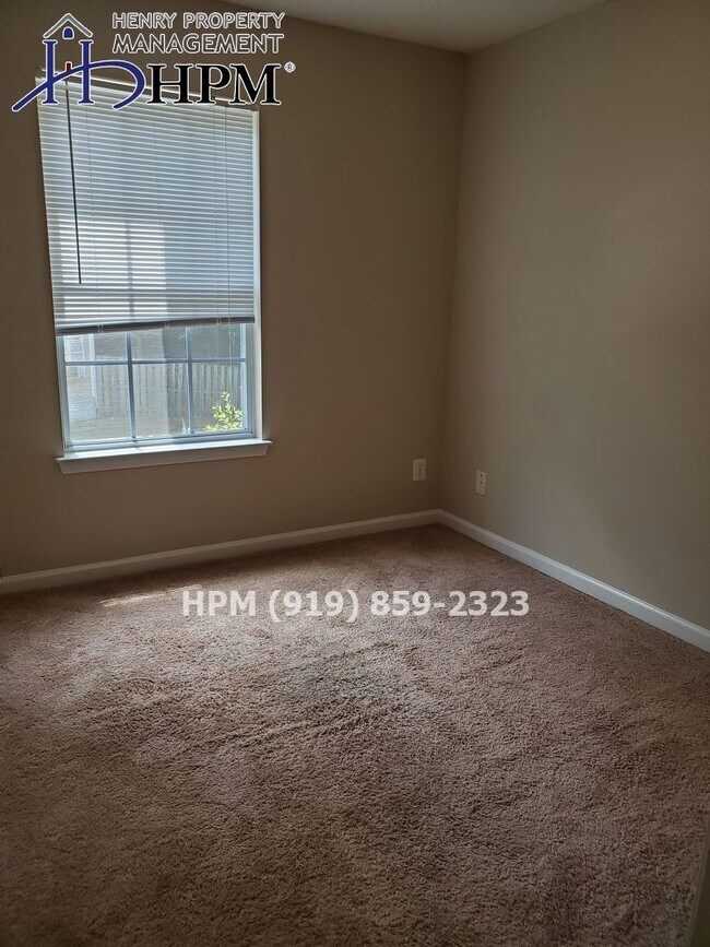 Building Photo - 3 Bedroom Townhome in Ivy Creek Subdivision
