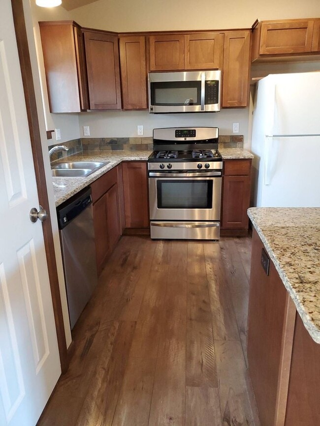 Building Photo - Lovely newer 3 bedroom 2 bath home for ren...