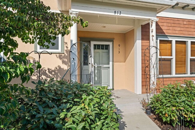 Building Photo - 913 Plum Ridge Dr