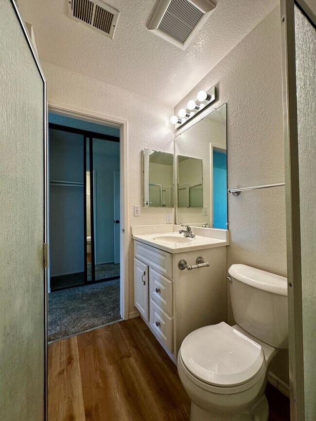 Building Photo - Bridgeview top floor condo with tree top w...