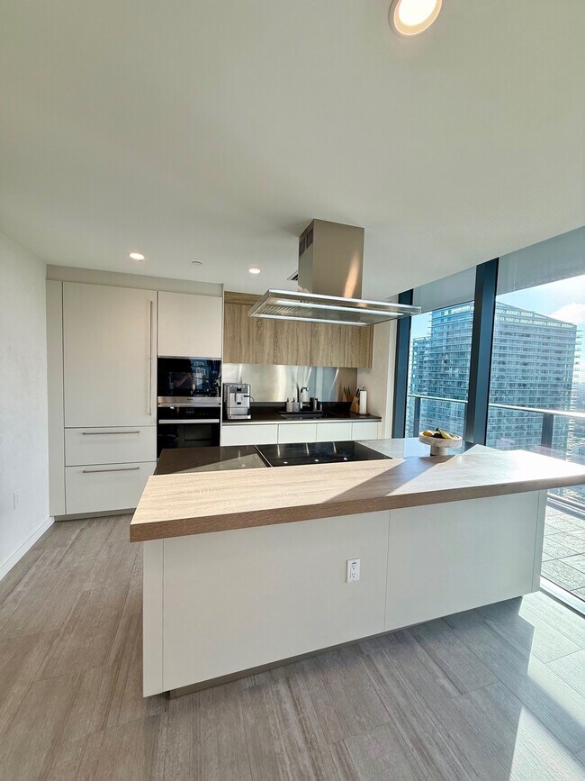 Building Photo - 1000 Brickell Plaza