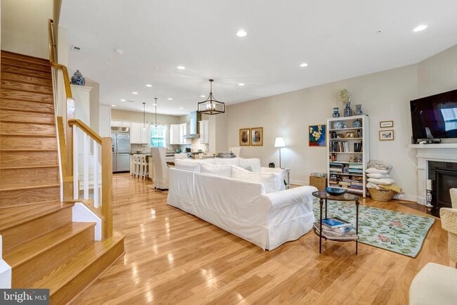 Building Photo - 711 McKenzie Ave