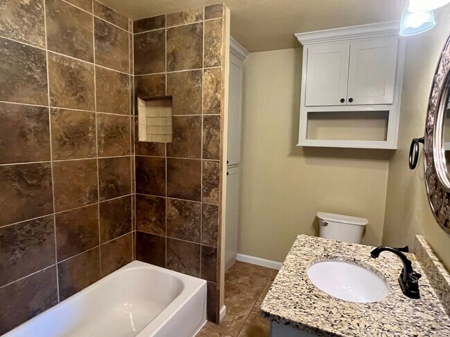 Building Photo - Super cute and updated 4 bed 2 bath home!!