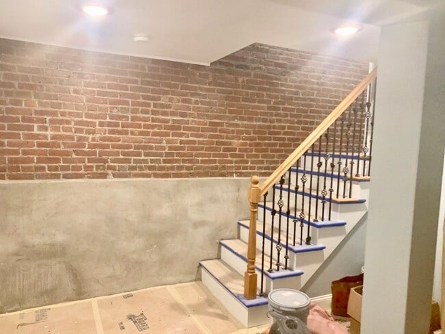 Building Photo - 176 Kelton St