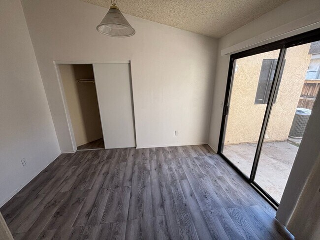 Building Photo - 3 BEDROOM 2 BATH  VICTORVILLE HOME