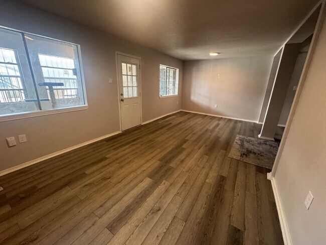 Building Photo - 520 Hidalgo St