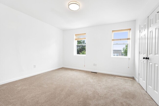 Building Photo - Beautiful 3 BR/1.5 BA Townhome in Langston!