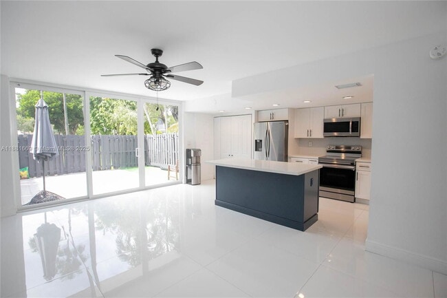 Primary Photo - 2714 NE 8th St