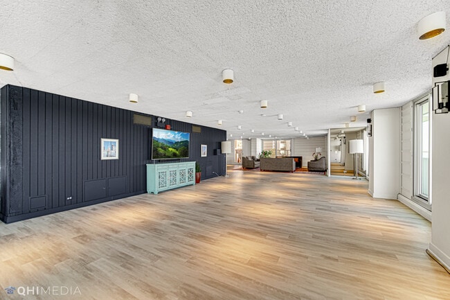 Building Photo - 6033 N Sheridan Rd